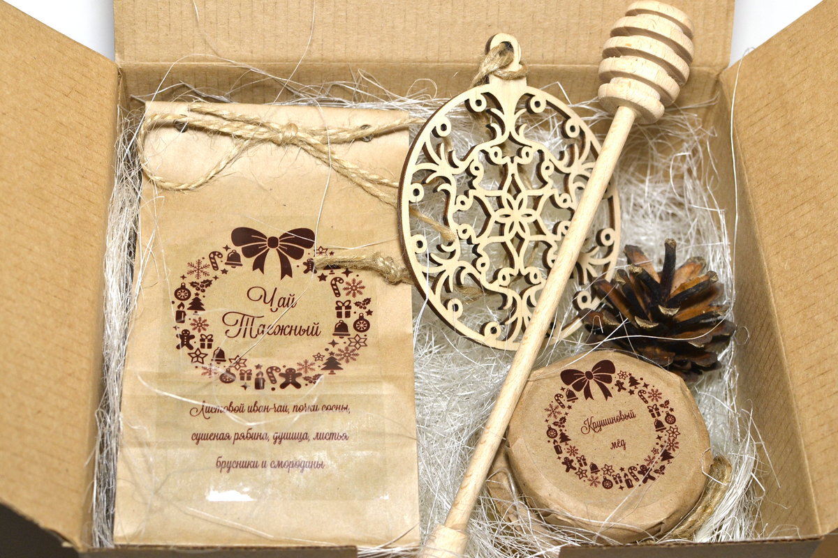 Состав: травяной чай, мед, ёлочная игрушка, ложка для меда, баночка мёда 125г.