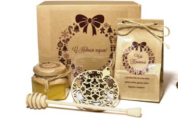 Подарочный чайный набор «С Новым Годом!». Состав: травяной чай, мед, ложка для меда, шишка сосновая, елочная игрушка. Подарочный чайный набор "С Новым Годом!". Состав: травяной чай, мед, ложка для меда, шишка сосновая, елочная игрушка.