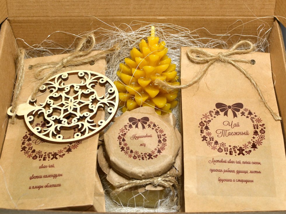 Состав: травяной чай, мед, ёлочная игрушка, свеча из пчелиного воска, баночка мёда 125г.