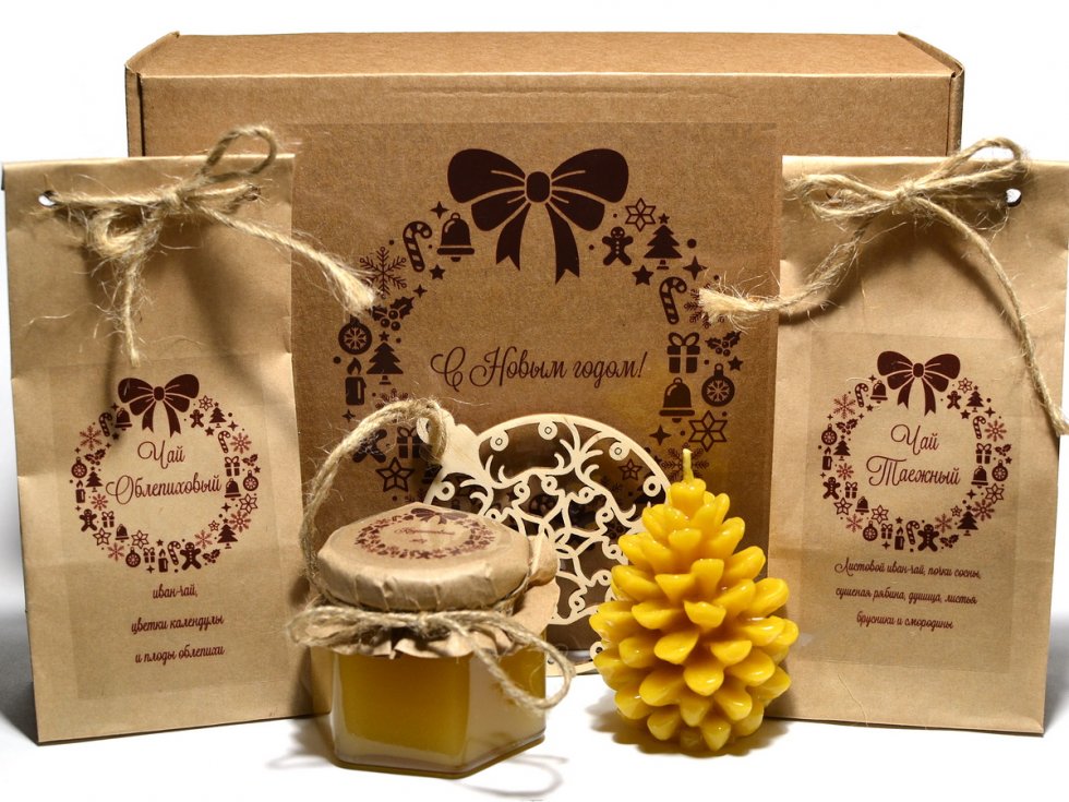 "С Новым Годом! V.2". Состав: травяной чай, мед, ёлочная игрушка, свеча из пчелиного воска, баночка мёда 125г.