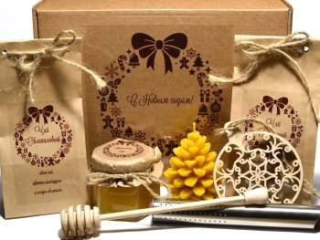 "С Новым Годом! V.3". Состав: травяной чай, мед, ёлочная игрушка, свеча из пчелиного воска, баночка мёда 125г.