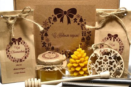 "С Новым Годом! V.3". Состав: травяной чай, мед, ёлочная игрушка, свеча из пчелиного воска, баночка мёда 125г.